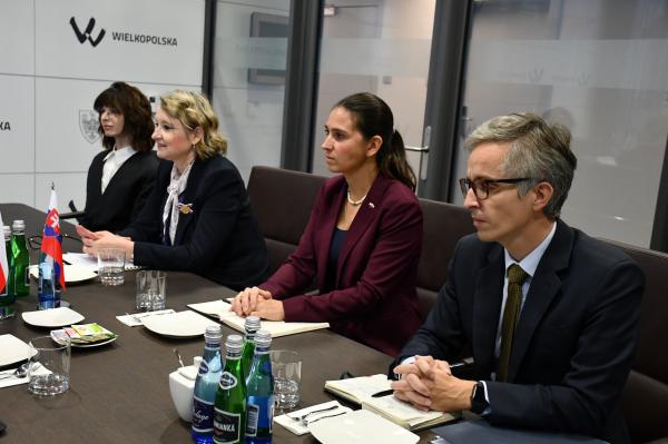 Ambasador Republiki Słowackiej w Polsce J.E. Andrea Elscheková Matisová spotkała się z Wojciechem Jankowiakiem, Wicemarszałkiem Województwa Wielkopolskiego.- kliknij aby powiększyć
