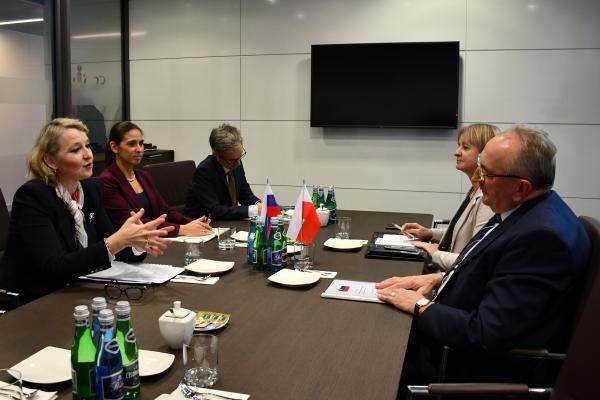 Ambasador Republiki Słowackiej w Polsce J.E. Andrea Elscheková Matisová spotkała się z Wojciechem Jankowiakiem, Wicemarszałkiem Województwa Wielkopolskiego.- kliknij aby powiększyć