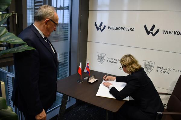Ambasador Republiki Słowackiej w Polsce J.E. Andrea Elscheková Matisová spotkała się z Wojciechem Jankowiakiem, Wicemarszałkiem Województwa Wielkopolskiego.- kliknij aby powiększyć