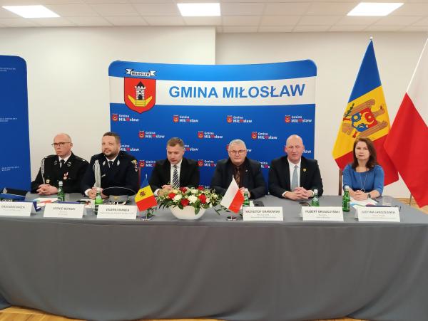 Na terenie Gminy Miłosław w remizie OSP Czeszewo nastąpiło przekazanie specjalnego samochodu pożarniczego na rzecz Gminy Sireti w Republice Mołdawii.- kliknij aby powiększyć