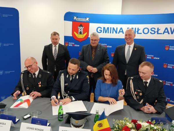 Na terenie Gminy Miłosław w remizie OSP Czeszewo nastąpiło przekazanie specjalnego samochodu pożarniczego na rzecz Gminy Sireti w Republice Mołdawii.- kliknij aby powiększyć