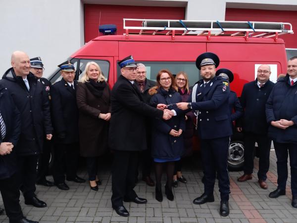 Na terenie Gminy Miłosław w remizie OSP Czeszewo nastąpiło przekazanie specjalnego samochodu pożarniczego na rzecz Gminy Sireti w Republice Mołdawii.- kliknij aby powiększyć