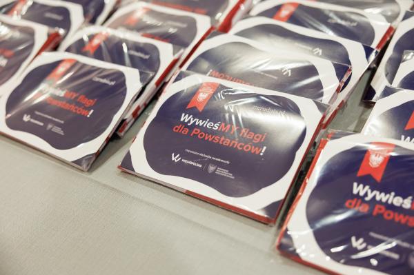 Kilka tysięcy powstańczych flag do rozdania w 107. rocznicę wybuchu Powstania Wielkopolskiego- kliknij aby powiększyć