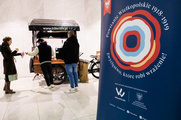 Kilka tysięcy powstańczych flag do rozdania w 107. rocznicę wybuchu Powstania Wielkopolskiego- kliknij aby powiększyć