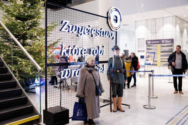 Kilka tysięcy powstańczych flag do rozdania w 107. rocznicę wybuchu Powstania Wielkopolskiego- kliknij aby powiększyć