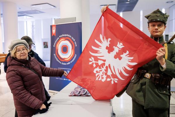 Kilka tysięcy powstańczych flag do rozdania w 107. rocznicę wybuchu Powstania Wielkopolskiego- kliknij aby powiększyć