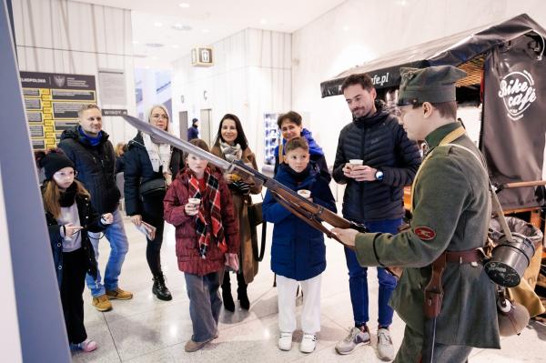 Kilka tysięcy powstańczych flag do rozdania w 107. rocznicę wybuchu Powstania Wielkopolskiego- kliknij aby powiększyć