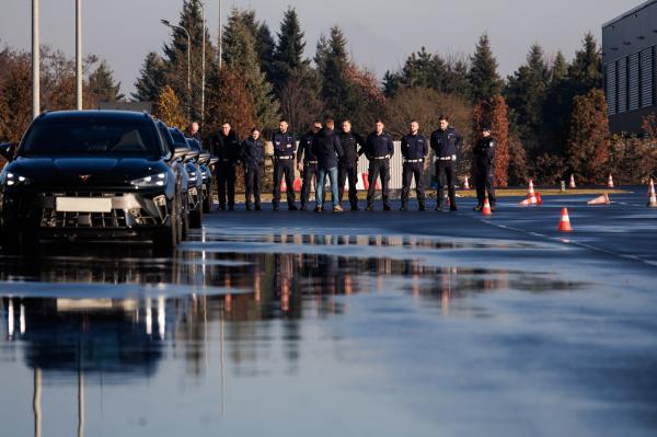 Prezentacja policyjnych radiowozów pościgowych- kliknij aby powiększyć
