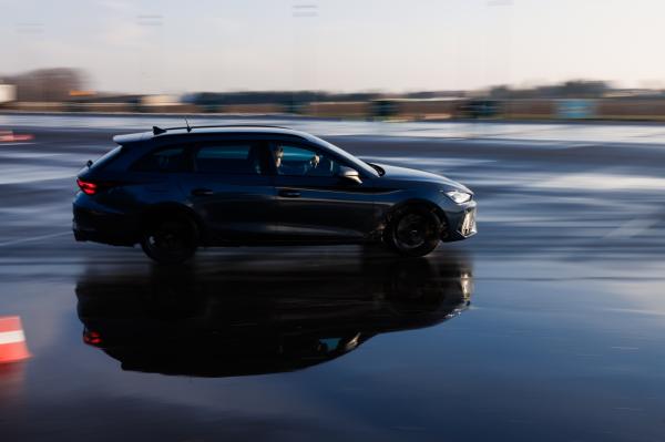 Prezentacja policyjnych radiowozów pościgowych- kliknij aby powiększyć