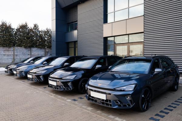 Prezentacja policyjnych radiowozów pościgowych- kliknij aby powiększyć