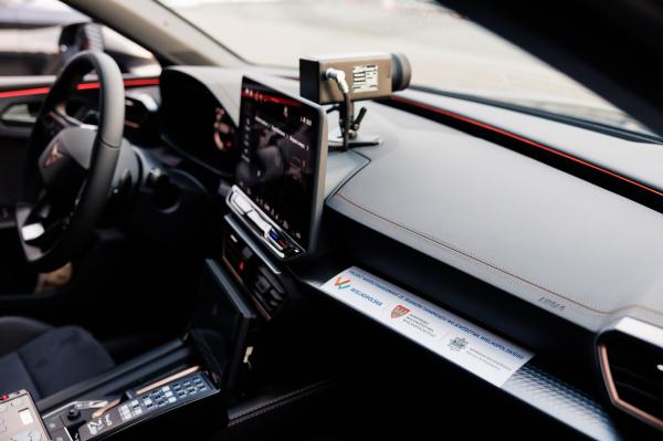 Prezentacja policyjnych radiowozów pościgowych- kliknij aby powiększyć