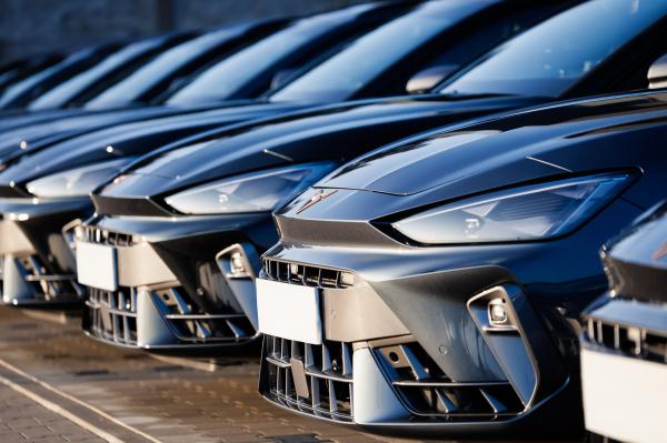 Prezentacja policyjnych radiowozów pościgowych- kliknij aby powiększyć