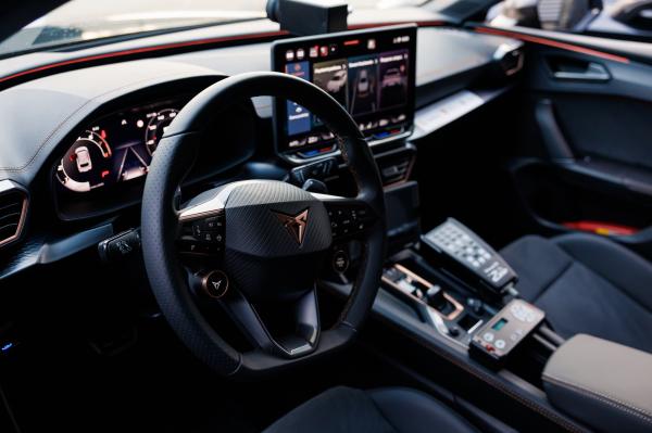 Prezentacja policyjnych radiowozów pościgowych- kliknij aby powiększyć