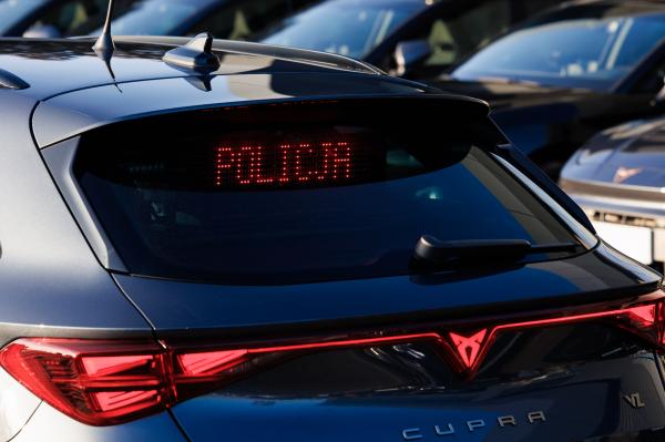 Prezentacja policyjnych radiowozów pościgowych- kliknij aby powiększyć