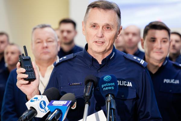 Prezentacja policyjnych radiowozów pościgowych- kliknij aby powiększyć