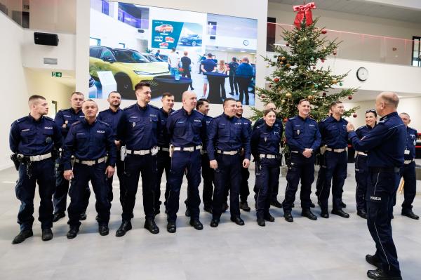 Prezentacja policyjnych radiowozów pościgowych- kliknij aby powiększyć