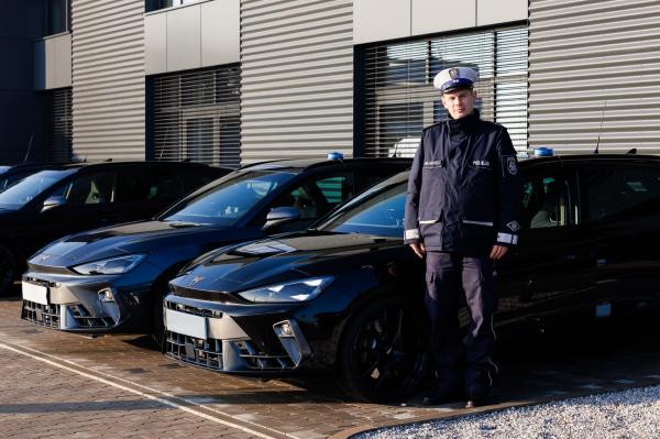 Prezentacja policyjnych radiowozów pościgowych- kliknij aby powiększyć