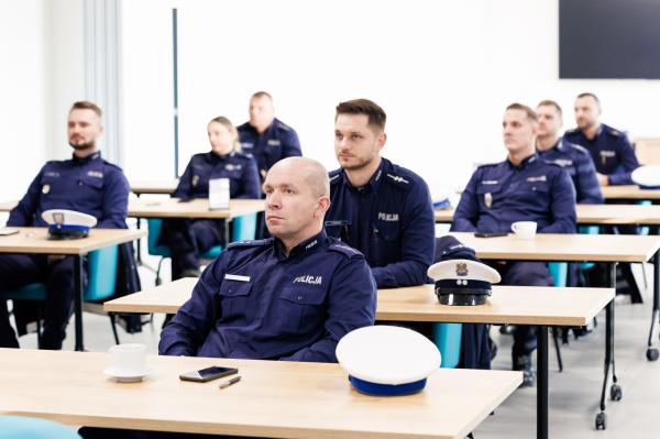 Prezentacja policyjnych radiowozów pościgowych- kliknij aby powiększyć