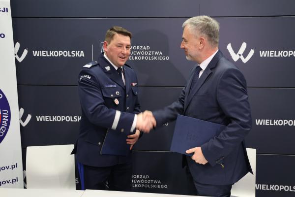12 lutego 2025 roku w siedzibie Urzędu Marszałkowskiego w Poznaniu Marek Woźniak, Marszałek Województwa Wielkopolskiego Wielkopolskiego oraz nadinsp. Tomasz Olczyk, Komendant Wojewódzki Policji w Poznaniu podpisali w tej sprawie umowę w sprawie przekazania ponad 2 mln zł wielkopolskiej policji.- kliknij aby powiększyć
