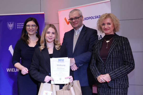 Laureatka III miejsca Konkursu Filmowego #glosujedecyduje Oliwia Kozak z II Liceum Ogólnokształcącego im. M.Kopernika w Lesznie z Oddziałami Dwujęzycznymi i Międzynarodowymi- kliknij aby powiększyć