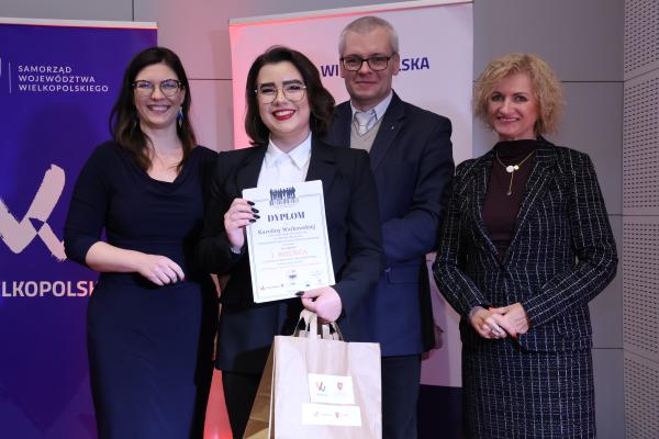 Zwyciężczyni  Konkursu Filmowego #glosujedecyduje Karolina Walkowska z II Liceum Ogólnokształcącego im. M.Kopernika w Lesznie z Oddziałami Dwujęzycznymi i Międzynarodowymi- kliknij aby powiększyć