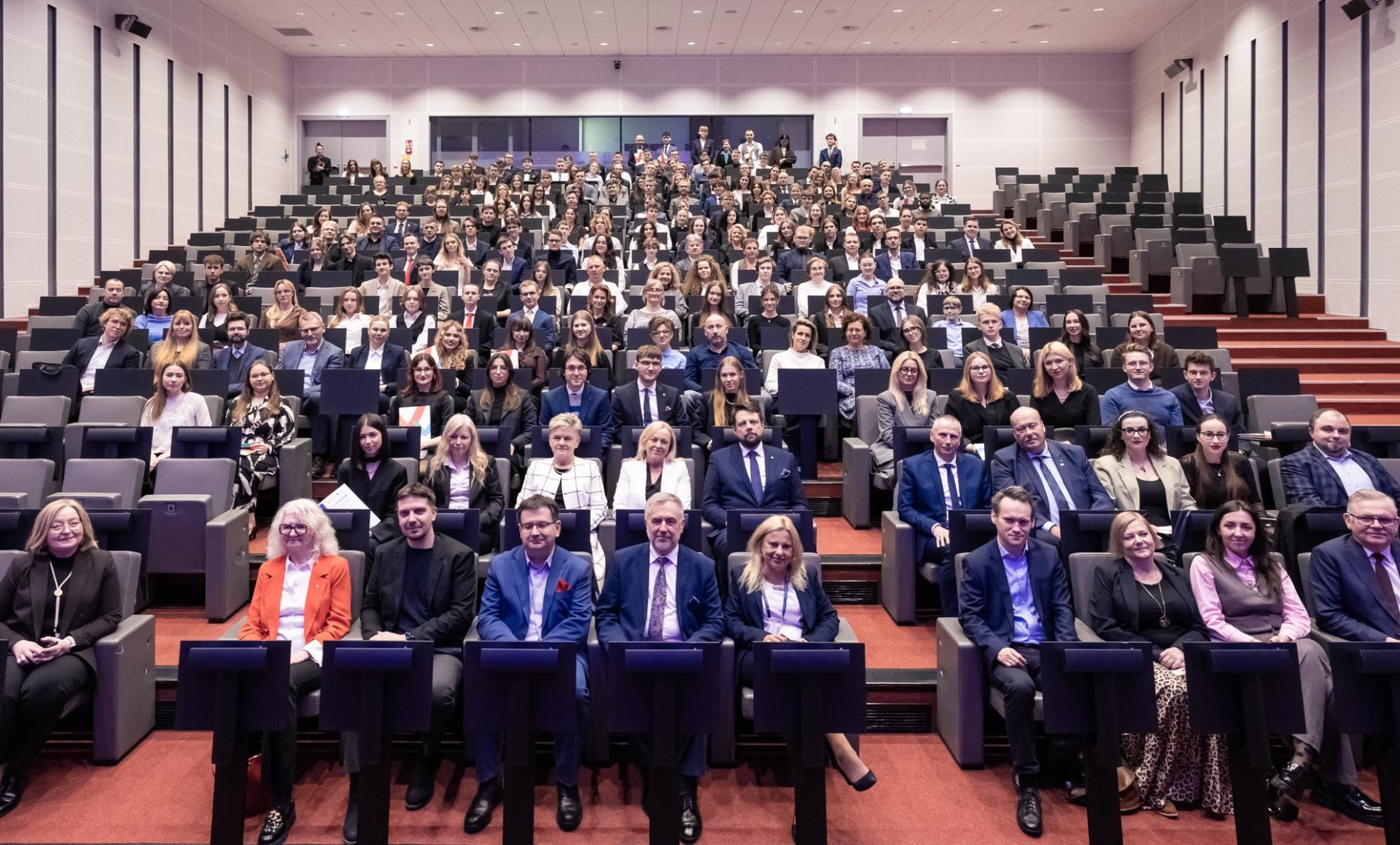 Zmotywowani do dalszego rozwoju. Marszałkowskie stypendia naukowe przyznane!  - zobacz więcej