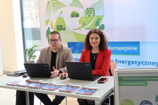 Zdjęcie przedstawia stoisko Wojewódzkiego Funduszu Ochrony Środowiska i Gospodarki Wodnej w Poznaniu podczas konferencji antysmogowej. Na zdjęciu widać Panią Kingę Świtalską i Pana Bartosza Iwanowskiego- kliknij aby powiększyć