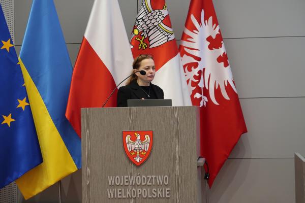 Pani Katarzyna Matuszek z Instytutu Technologii Paliw i Węgla w Zabrzu wygłasza prezentację nt. dostosowania miejscowych ogrzewaczy pomieszczeń do wymogów wynikających z tzw. uchwał antysmogowych
- kliknij aby powiększyć