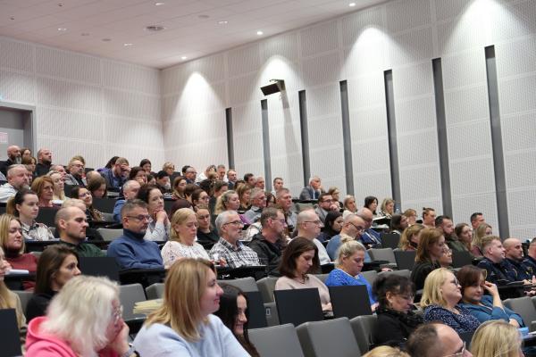 Zdjęcie prezentuje uczestników konferencji antysmogowej siedzących na Sali sesyjnej- kliknij aby powiększyć