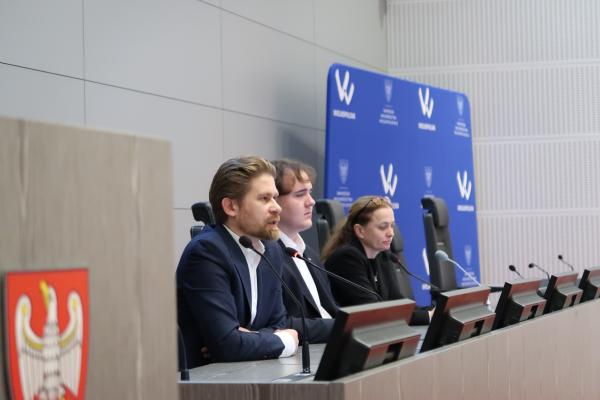 Prelegenci podczas panelu dyskusyjnego przy stole prezydialnym odpowiadają na pytania uczestników konferencji. Od lewej: Piotr Łyczko, Arkadiusz Noiszewski i Katarzyna Matuszek
- kliknij aby powiększyć