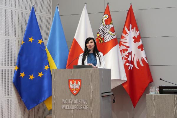 Pani Magdalena Żelichowska z Wojewódzkiego Funduszu Ochrony Środowiska i Gospodarki Wodnej  wygłasza prezentację na temat roli doradców energetyczno-klimatycznych
- kliknij aby powiększyć