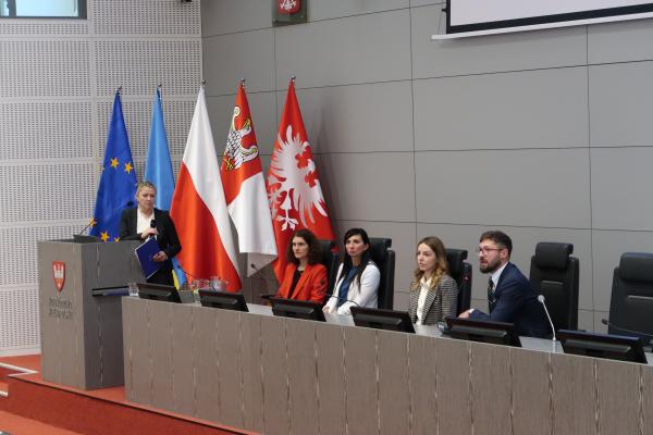 Pani dyrektor Marzena Andrzejewska-Wierzbicka prowadzi dyskusję. Przy stole prezydialnym siedzą od lewej: Kinga Świtalska, Magdalena Żelichowska, Anna Chlebowska-Styś i Miłosz Jakubowski- kliknij aby powiększyć