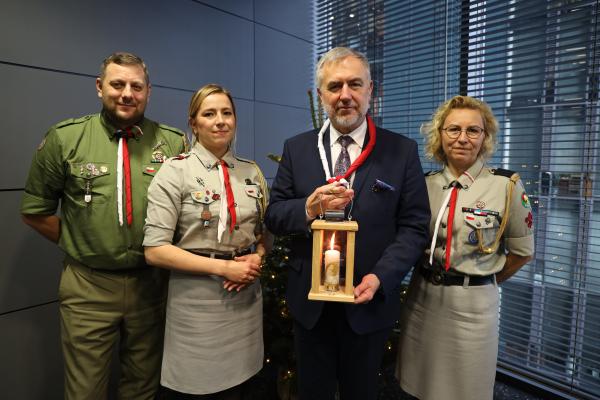 Betlejemskie Światło Pokoju dotarło do Urzędu Marszałkowskiego- kliknij aby powiększyć