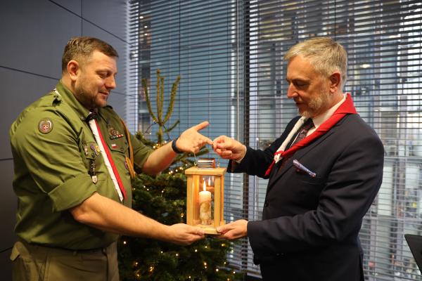 Betlejemskie Światło Pokoju dotarło do Urzędu Marszałkowskiego- kliknij aby powiększyć