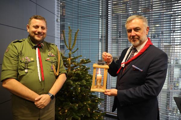 Betlejemskie Światło Pokoju dotarło do Urzędu Marszałkowskiego- kliknij aby powiększyć