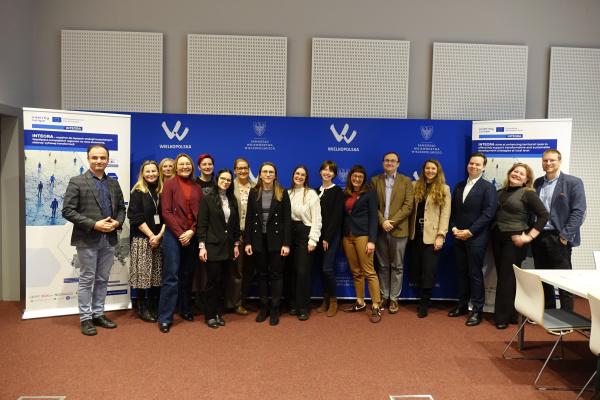 grupa uczestników zajęć warsztatowych- kliknij aby powiększyć