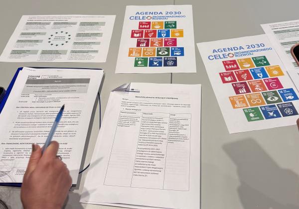 stół warsztatowy z materiałami o Agendzie 2030 i celach zrównoważonego rozwoju- kliknij aby powiększyć