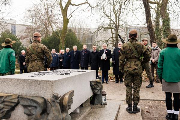 Centralne uroczystości 107. rocznicy wybuchu Powstania Wielkopolskiego w Poznaniu tradycyjnie poprzedziło składanie kwiatów w miejscach pamięci - kliknij aby powiększyć