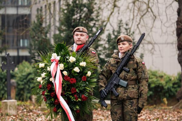 Centralne uroczystości 107. rocznicy wybuchu Powstania Wielkopolskiego w Poznaniu tradycyjnie poprzedziło składanie kwiatów w miejscach pamięci - kliknij aby powiększyć