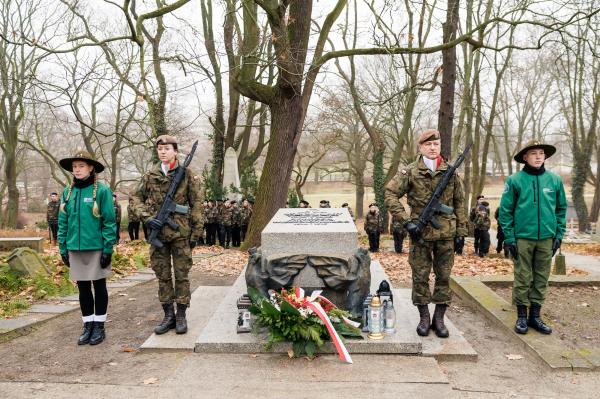 Centralne uroczystości 107. rocznicy wybuchu Powstania Wielkopolskiego w Poznaniu tradycyjnie poprzedziło składanie kwiatów w miejscach pamięci - kliknij aby powiększyć