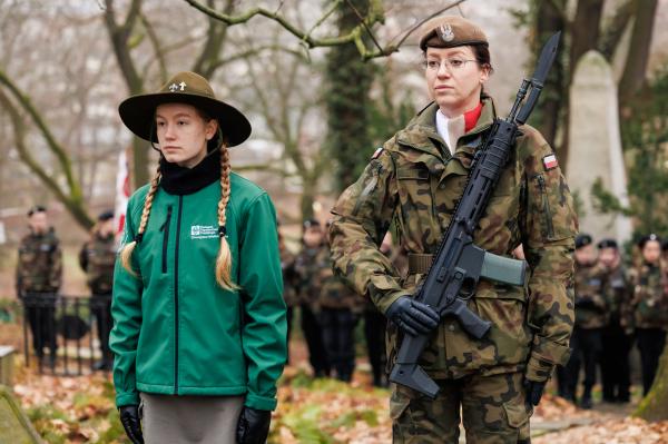 Centralne uroczystości 107. rocznicy wybuchu Powstania Wielkopolskiego w Poznaniu tradycyjnie poprzedziło składanie kwiatów w miejscach pamięci - kliknij aby powiększyć