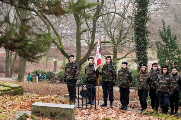 Centralne uroczystości 107. rocznicy wybuchu Powstania Wielkopolskiego w Poznaniu tradycyjnie poprzedziło składanie kwiatów w miejscach pamięci - kliknij aby powiększyć