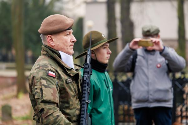 Centralne uroczystości 107. rocznicy wybuchu Powstania Wielkopolskiego w Poznaniu tradycyjnie poprzedziło składanie kwiatów w miejscach pamięci - kliknij aby powiększyć