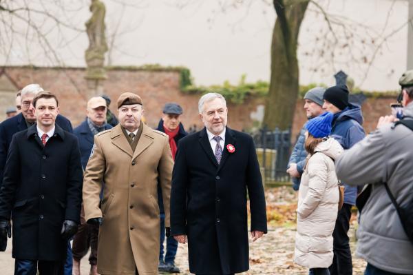 Centralne uroczystości 107. rocznicy wybuchu Powstania Wielkopolskiego w Poznaniu tradycyjnie poprzedziło składanie kwiatów w miejscach pamięci - kliknij aby powiększyć