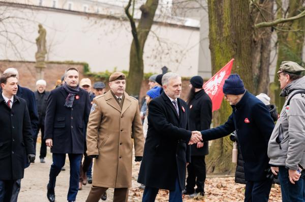 Centralne uroczystości 107. rocznicy wybuchu Powstania Wielkopolskiego w Poznaniu tradycyjnie poprzedziło składanie kwiatów w miejscach pamięci - kliknij aby powiększyć