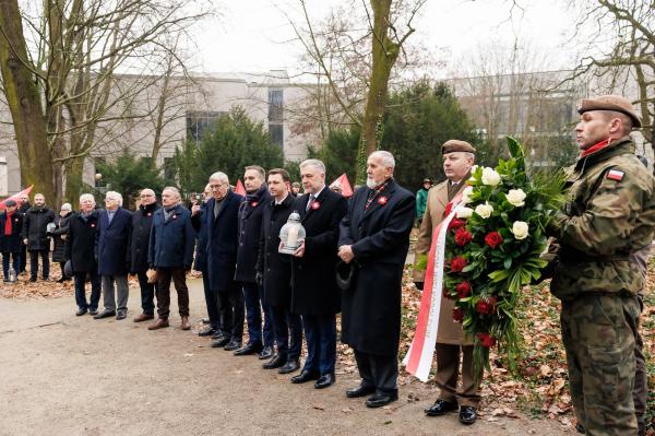Centralne uroczystości 107. rocznicy wybuchu Powstania Wielkopolskiego w Poznaniu tradycyjnie poprzedziło składanie kwiatów w miejscach pamięci - kliknij aby powiększyć