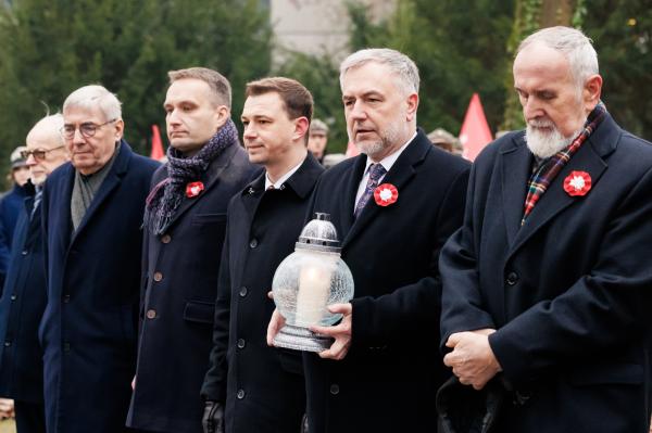 Centralne uroczystości 107. rocznicy wybuchu Powstania Wielkopolskiego w Poznaniu tradycyjnie poprzedziło składanie kwiatów w miejscach pamięci - kliknij aby powiększyć