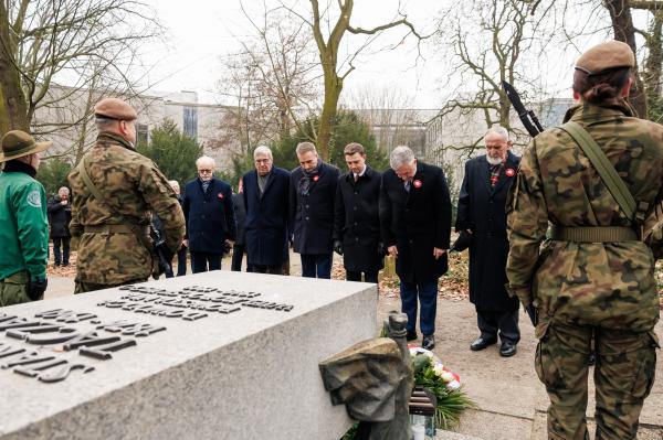Centralne uroczystości 107. rocznicy wybuchu Powstania Wielkopolskiego w Poznaniu tradycyjnie poprzedziło składanie kwiatów w miejscach pamięci - kliknij aby powiększyć