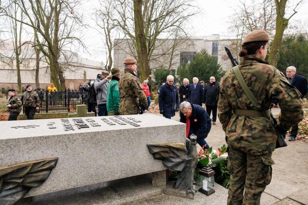 Centralne uroczystości 107. rocznicy wybuchu Powstania Wielkopolskiego w Poznaniu tradycyjnie poprzedziło składanie kwiatów w miejscach pamięci - kliknij aby powiększyć