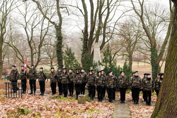 Centralne uroczystości 107. rocznicy wybuchu Powstania Wielkopolskiego w Poznaniu tradycyjnie poprzedziło składanie kwiatów w miejscach pamięci - kliknij aby powiększyć